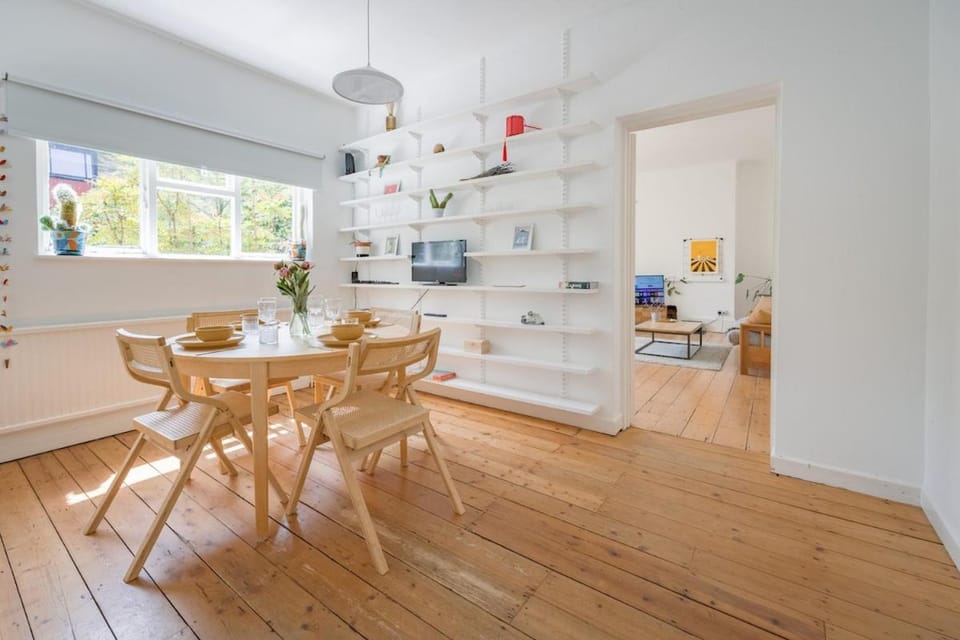 Central Victorian Villa 2 Floor I Parking I Garden I Steps away from Central Station Apartment in Cambridge