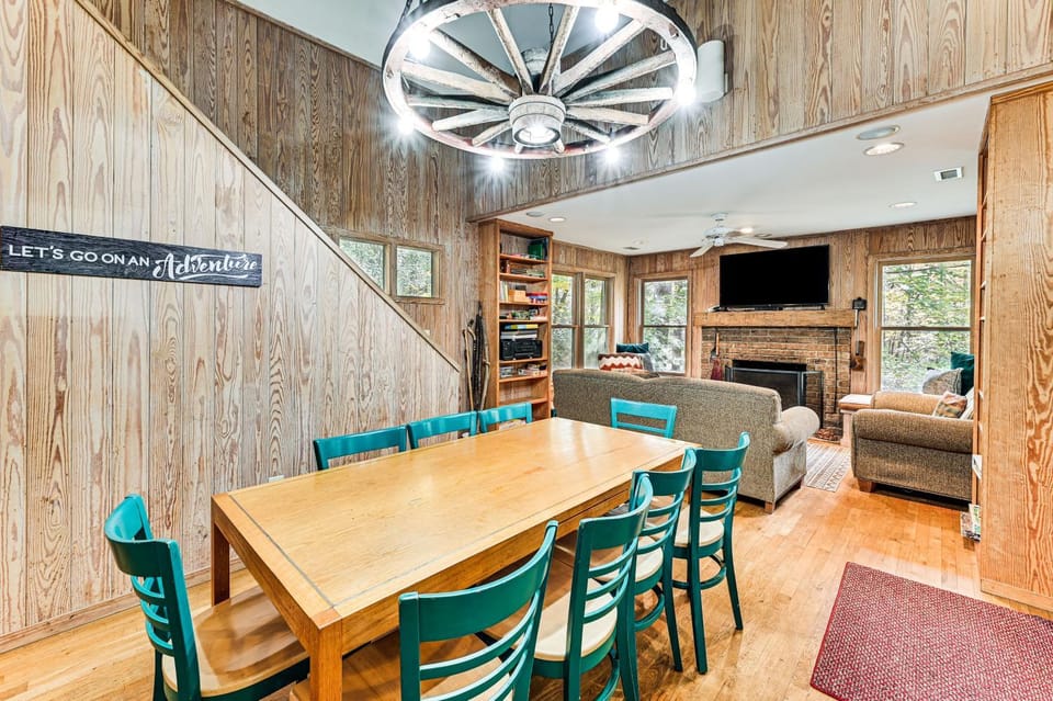 Relax Creekside: Forest-View Gem in Marietta! House in South Carolina