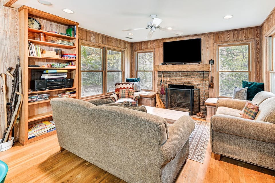 Relax Creekside: Forest-View Gem in Marietta! House in South Carolina