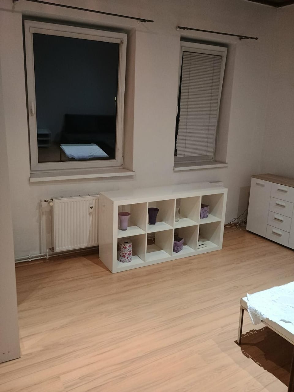 Photo of the whole room, internet