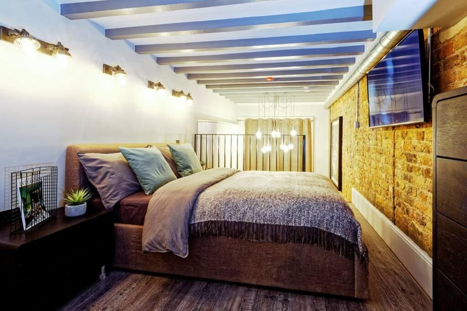 Superb mezzanine with balcony - premium street. Apartment in City of Westminster