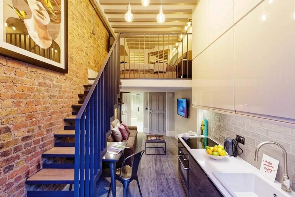 Superb mezzanine with balcony - premium street. Apartment in City of Westminster