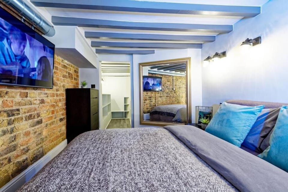 Superb mezzanine with balcony - premium street. Apartment in City of Westminster