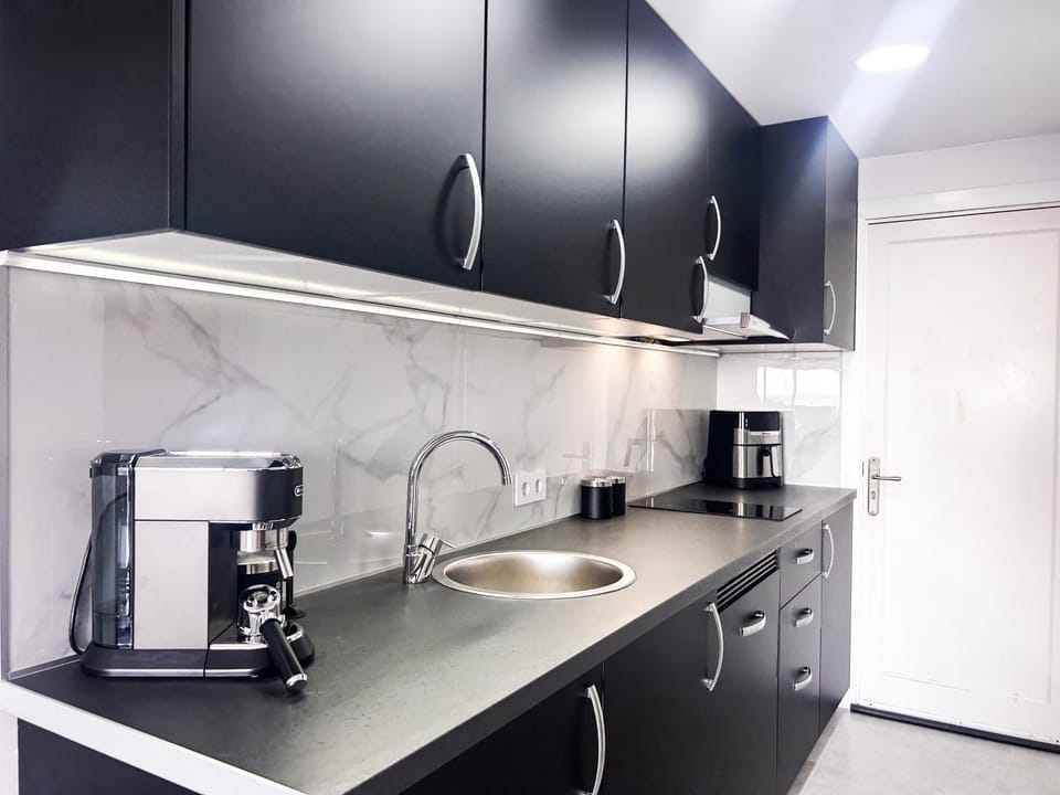 Coffee/tea facilities, Kitchen or kitchenette, stove