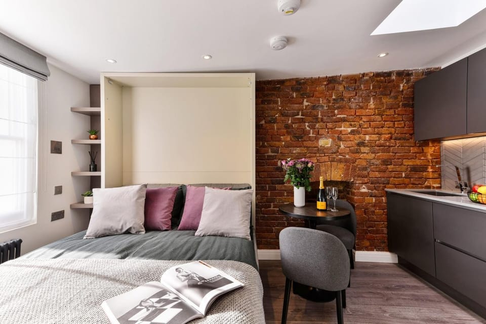 Cosy studio 4th floor premium street Notting Hill. House in City of Westminster