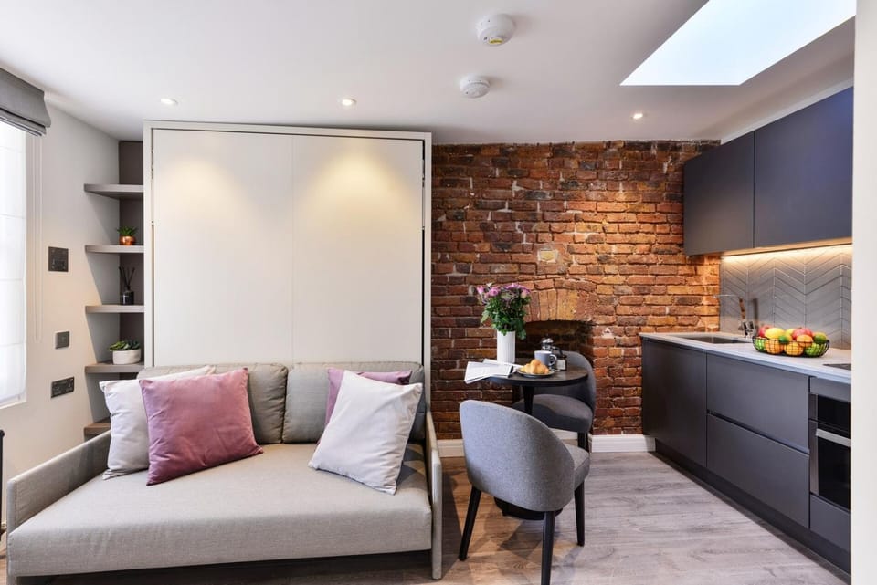 Cosy studio 4th floor premium street Notting Hill. House in City of Westminster