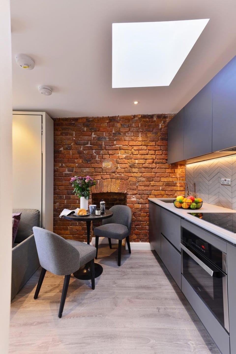 Cosy studio 4th floor premium street Notting Hill. House in City of Westminster