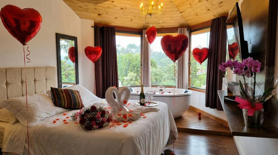 Bed, Hot Tub, Living room, Photo of the whole room, Seating area, Bedroom, Mountain view, Sunset