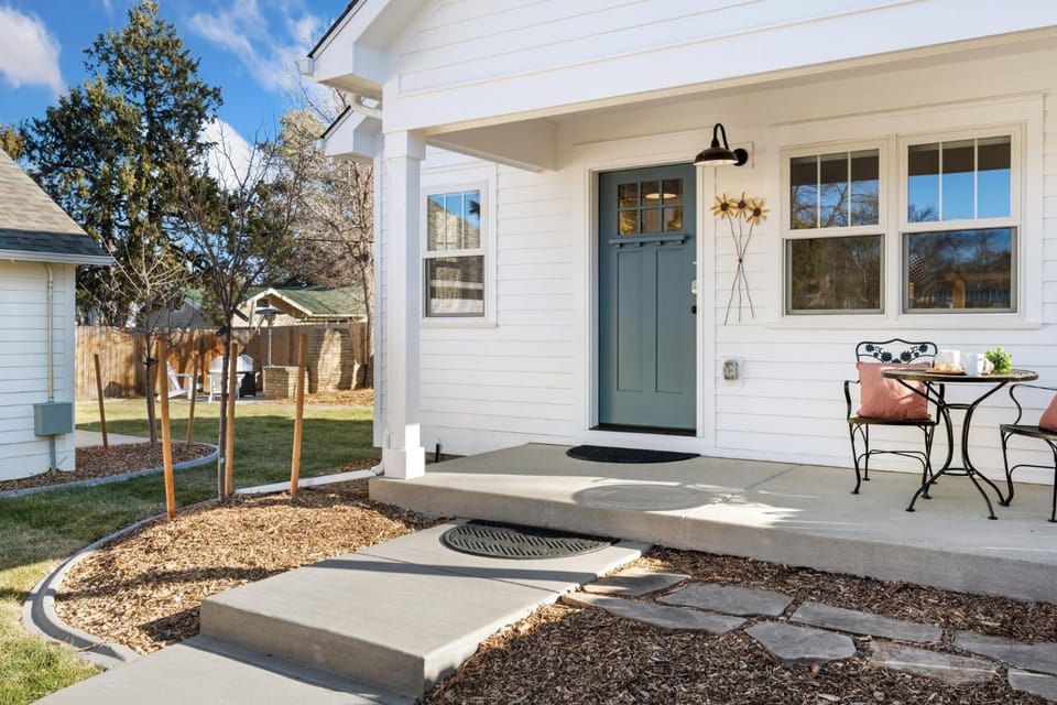 Property building, Facade/entrance, Neighbourhood, Seating area