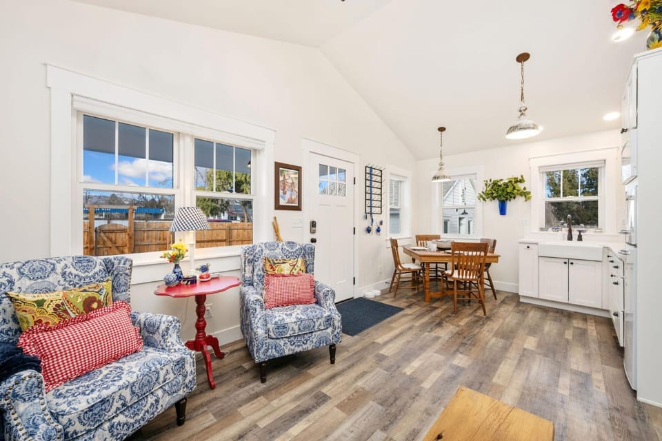 Day, Living room, Dining area, furniture