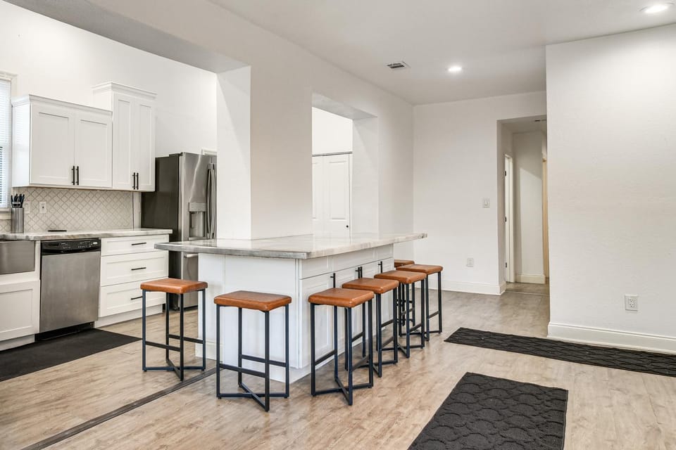 4 Mi to Dtwn St Pete! Pet-Friendly Home w/ Yard House in St Petersburg