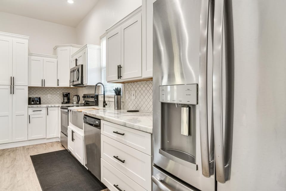 4 Mi to Dtwn St Pete! Pet-Friendly Home w/ Yard House in St Petersburg