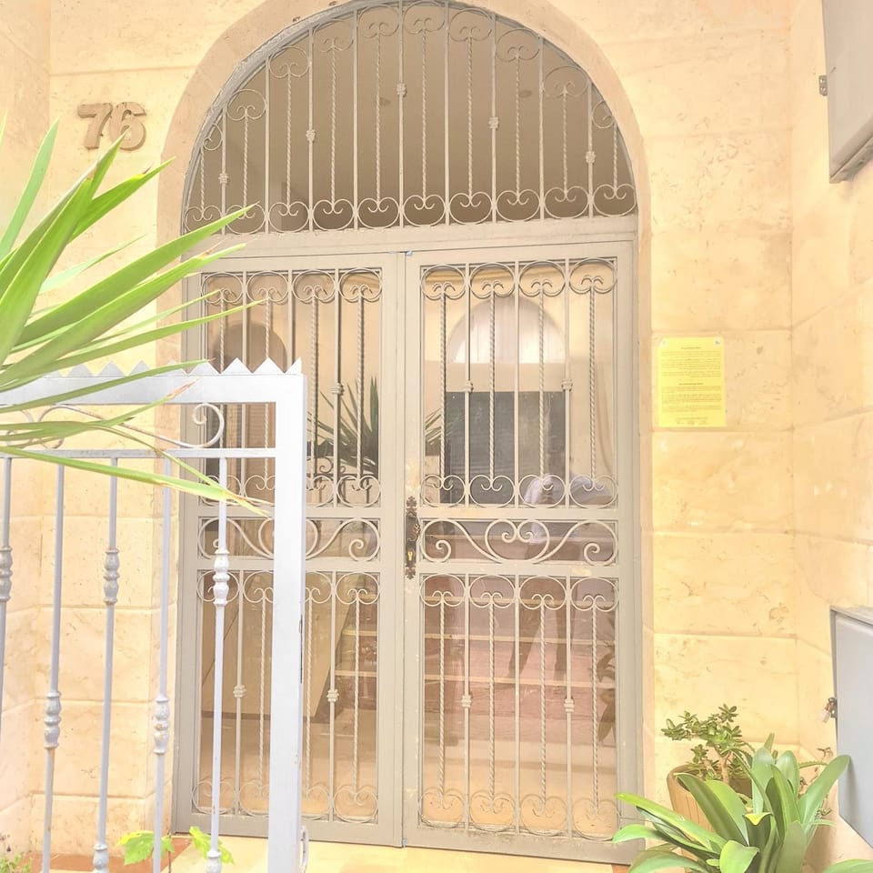 Private Room in Shared Apartment step by mosquée Hassan II Vacation rental in Casablanca