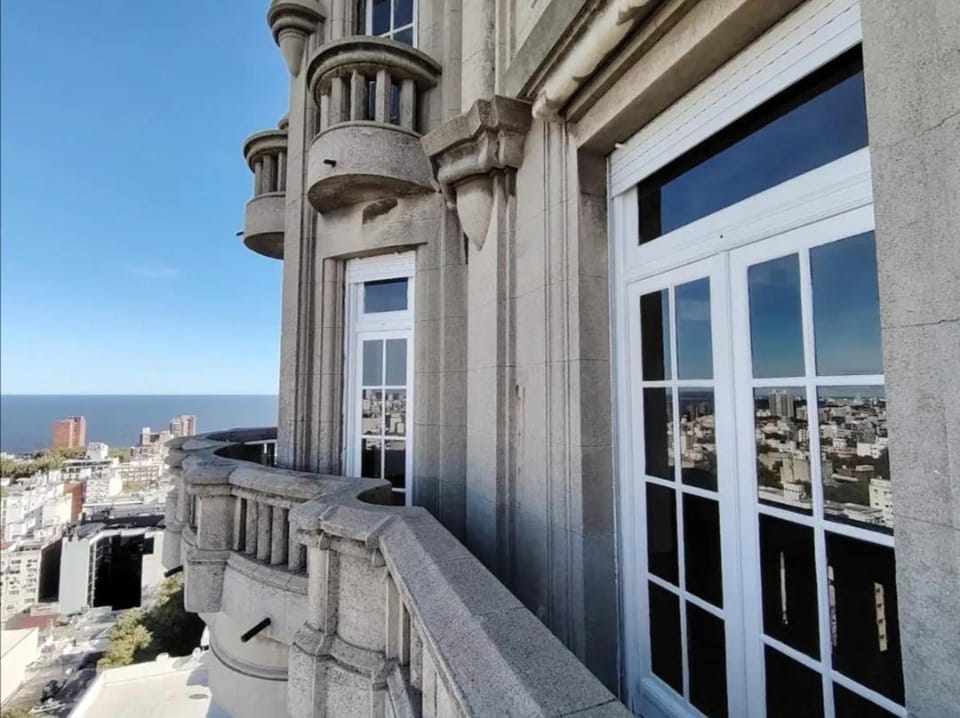 Mirador del Río Palacio Salvo piso 17 Apartment in Montevideo Department, Uruguay