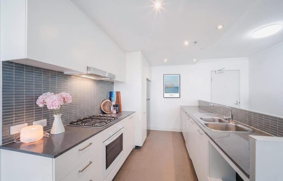 Spacious 3BR Waterfront Apt Pool Gym Free Parking Apartment in Sydney