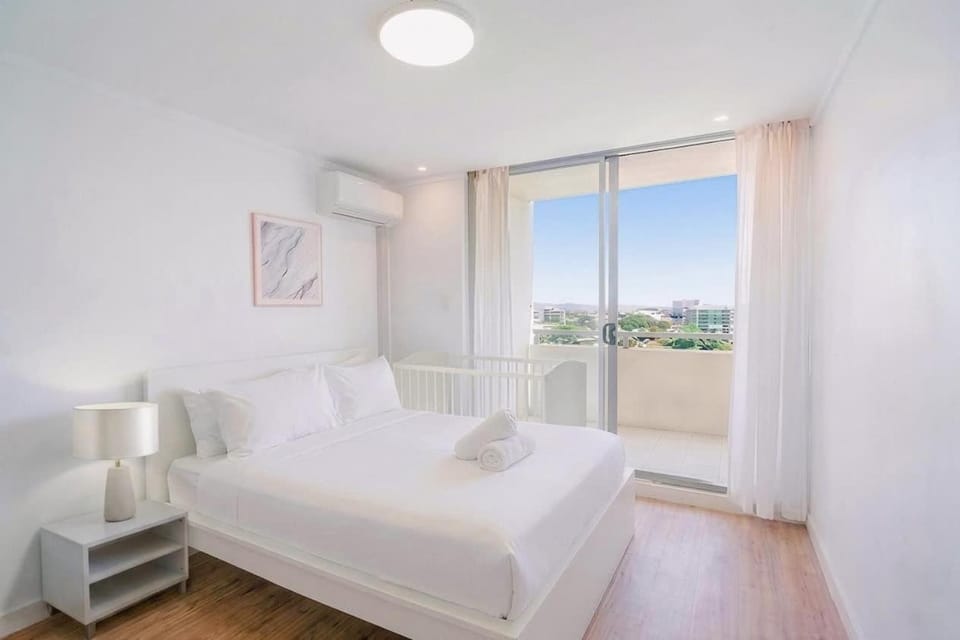 Spacious 3BR Waterfront Apt Pool Gym Free Parking Apartment in Sydney