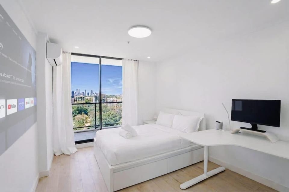 Spacious 3BR Waterfront Apt Pool Gym Free Parking Apartment in Sydney