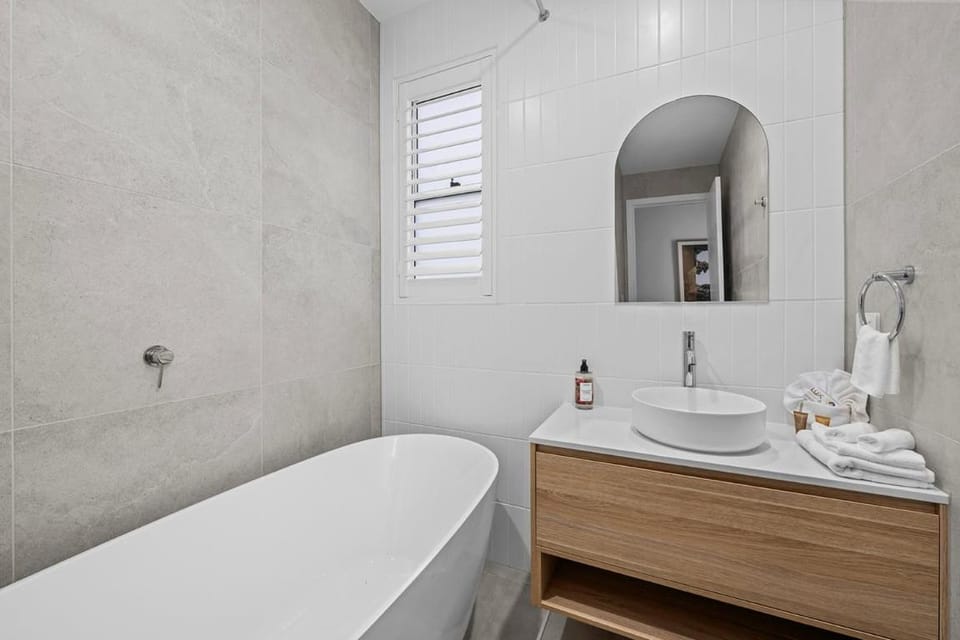 Dreamy Burleigh Getaway-meters to Talle Creek Villa in Palm Beach