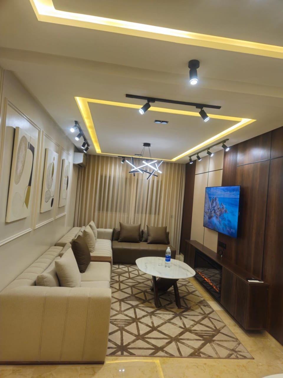 Large luxurious apartment opposite to Hassan 2 Mosqu and FAIR international casablanca , near downtown prohibited arb unmarried couples, Free underground parking for buildings, 3 rooms, 2 bathroom, living room Apartment in Casablanca