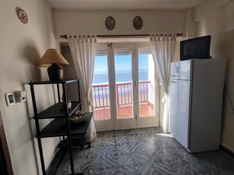 TV and multimedia, Balcony/Terrace, Kitchen or kitchenette, Photo of the whole room, Bedroom, Sea view, oven