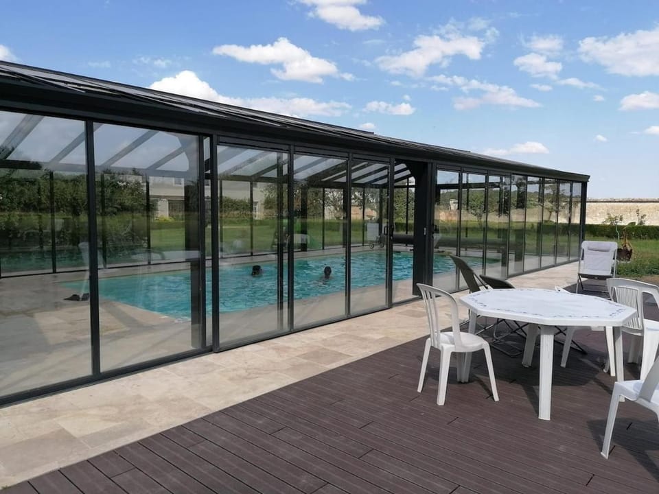 Domaine de La Brosse, gîte avec piscine sous verrière chauffée toute l'année Villa in Île-de-France