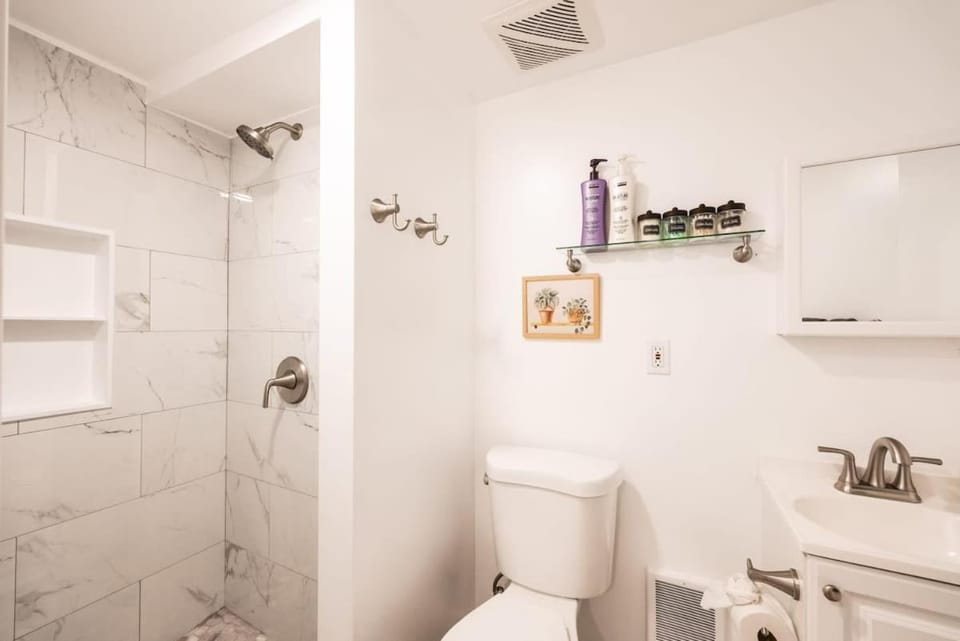 Seattle Luxury 3B2B Daylight Basement 13 min to DT Apartment in Seattle