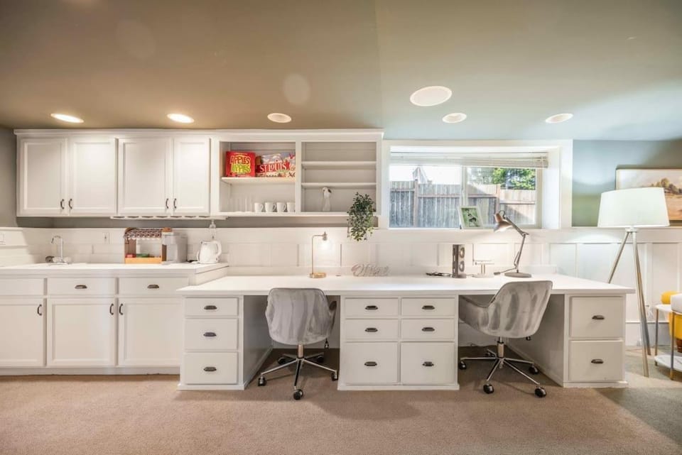 Seattle Luxury 3B2B Daylight Basement 13 min to DT Apartment in Seattle