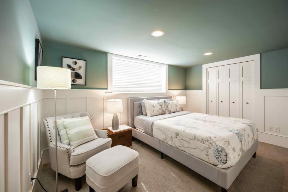 Seattle Luxury 3B2B Daylight Basement 13 min to DT Apartment in Seattle