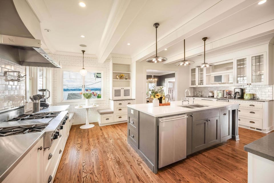 Leschi Retreat w Breathtaking Water View Sleeps 14 House in Seattle