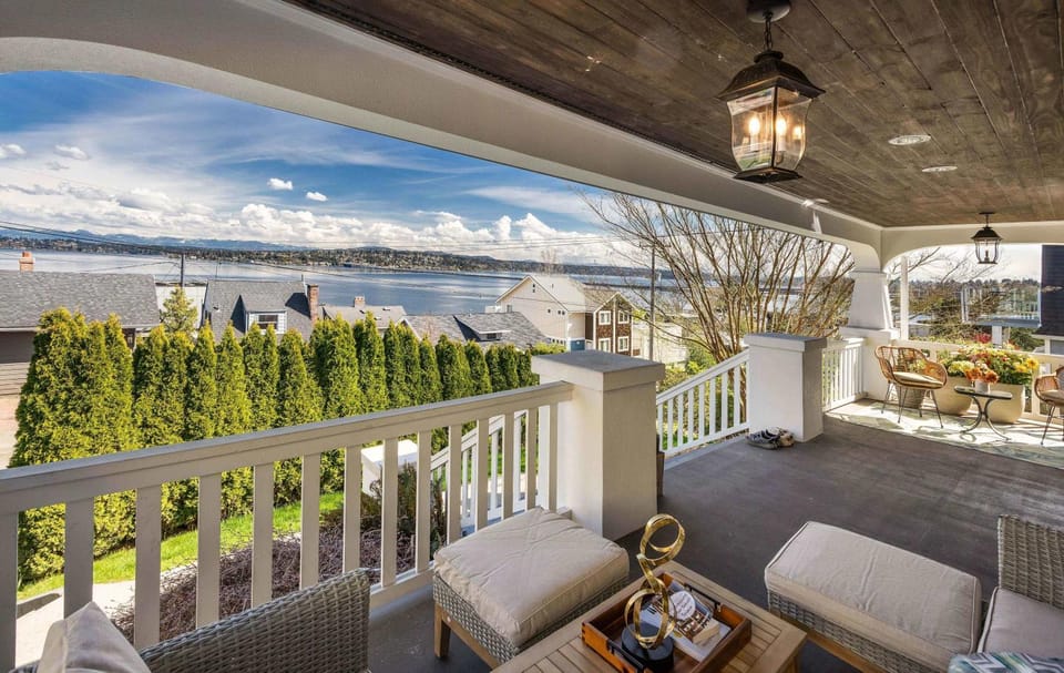 Leschi Retreat w Breathtaking Water View Sleeps 14 House in Seattle