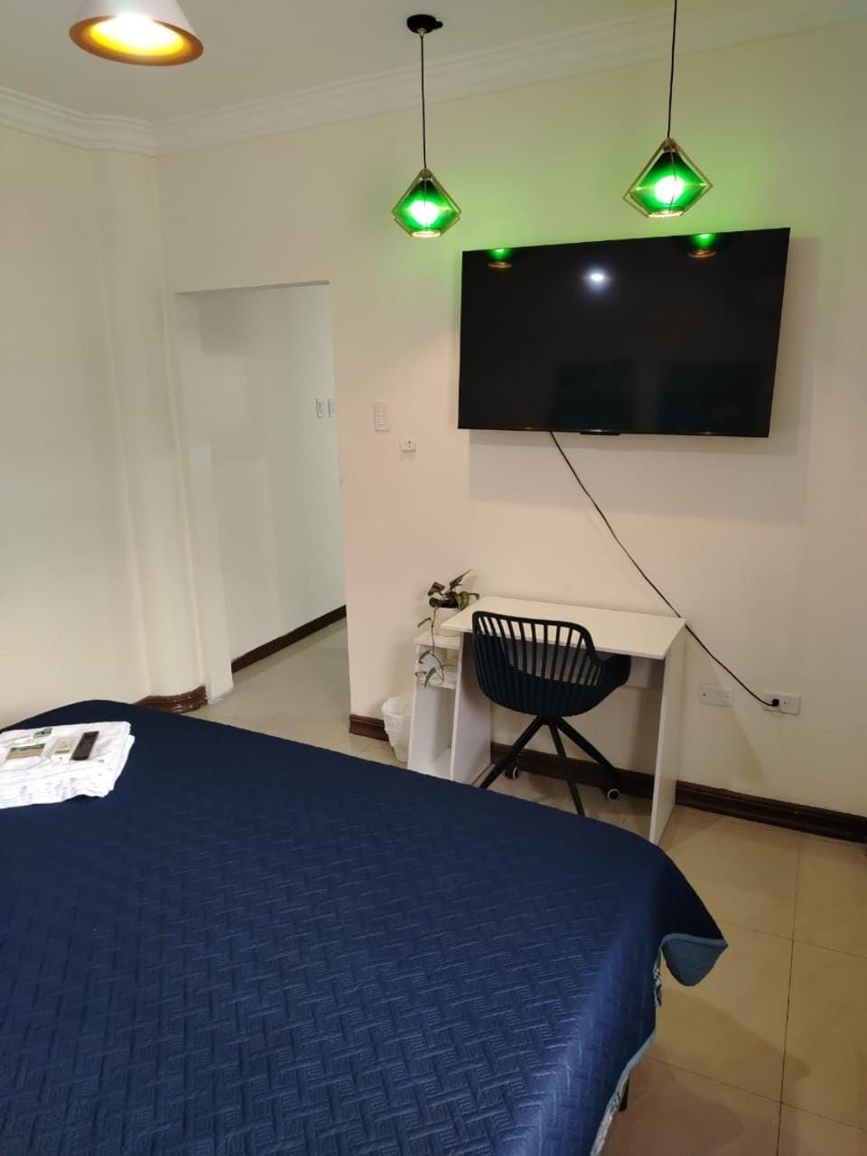 Bed, TV and multimedia, Seating area, Bedroom