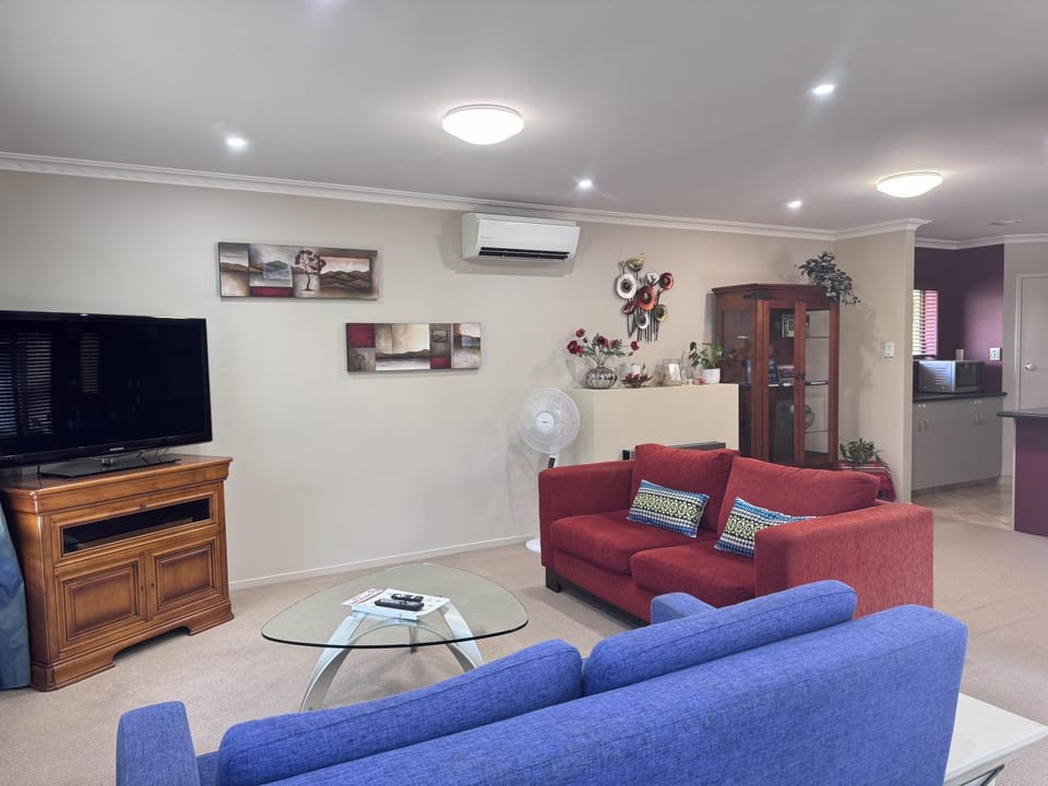 Communal lounge/ TV room, TV and multimedia, Living room, Seating area, Evening entertainment, air conditioner