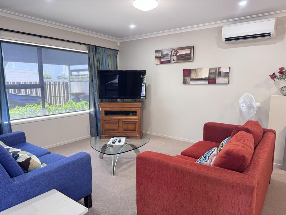 Communal lounge/ TV room, TV and multimedia, Living room, Seating area, Evening entertainment, air conditioner