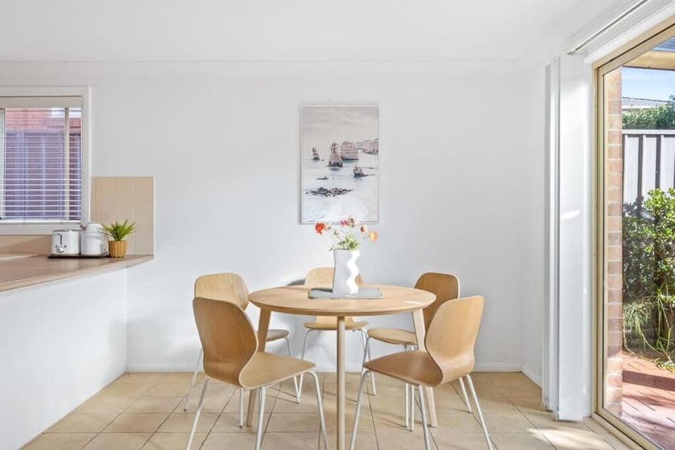 Luxe Retreat - 3BR - Free Parking - Near Station Bed and Breakfast in Sydney
