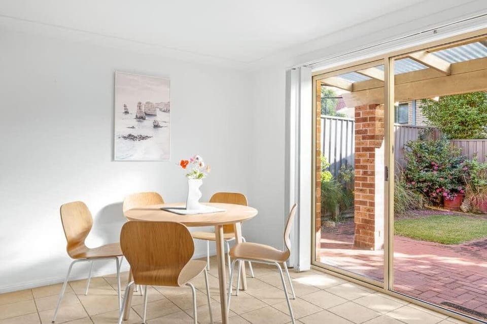 Luxe Retreat - 3BR - Free Parking - Near Station Bed and Breakfast in Sydney