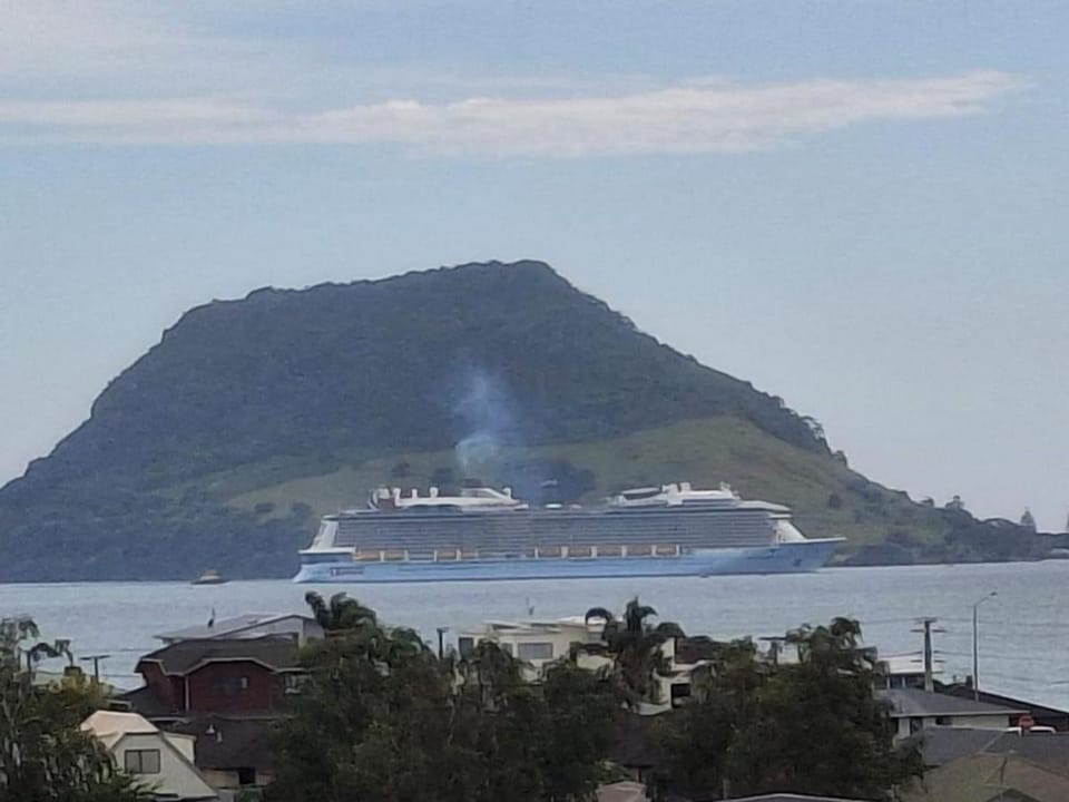Mountain view, Sea view