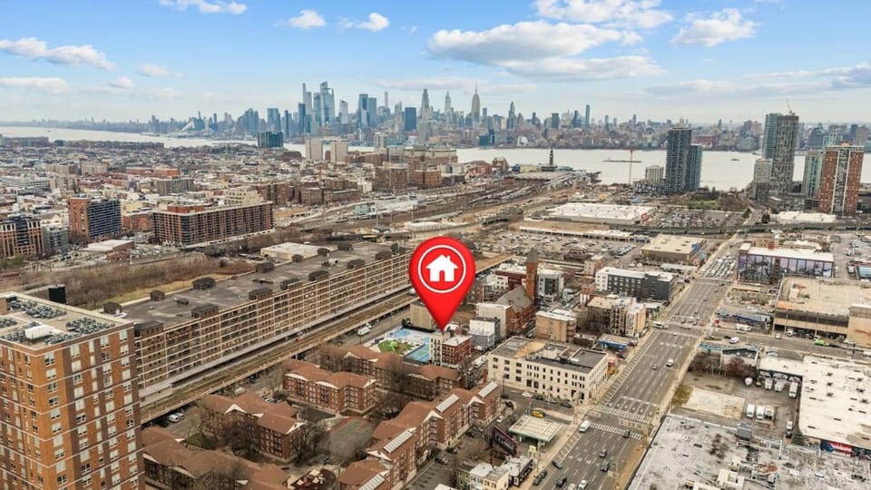 Stylish 3-Bedroom Retreat Minutes to NYC Apartment in Hoboken