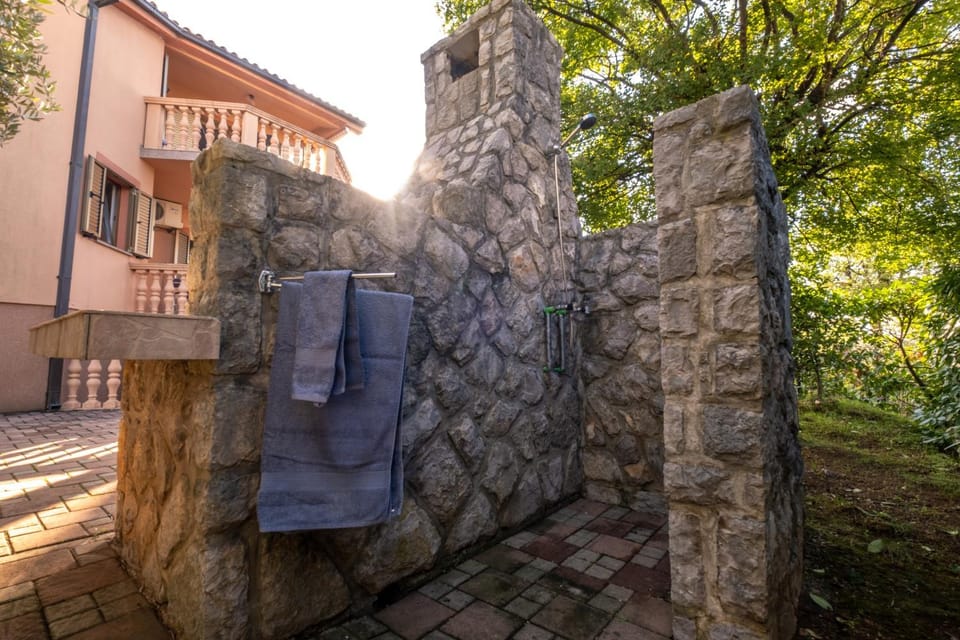Shower, BBQ facilities, Garden