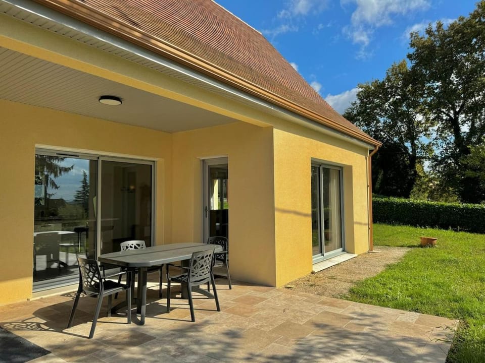 Property building, Patio, Spring, Day, Garden, Garden, Balcony/Terrace, Dining area, Garden view