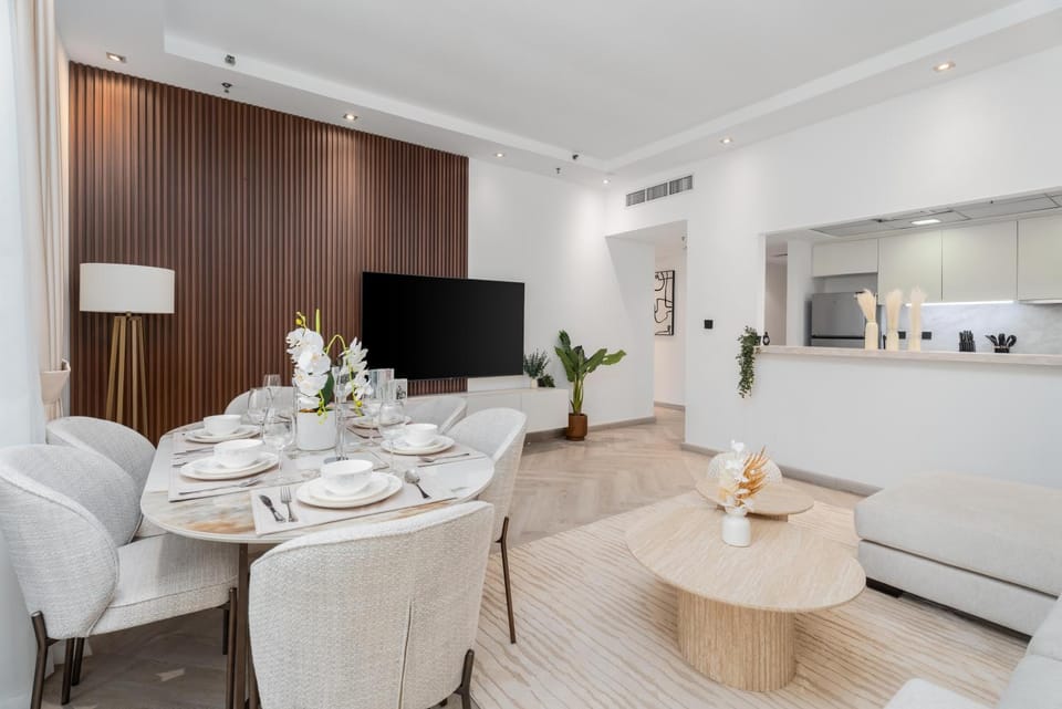 TV and multimedia, Kitchen or kitchenette, Living room, Seating area, Dining area, air conditioner