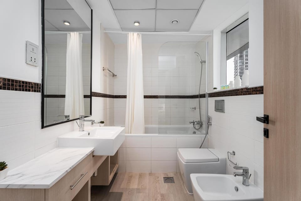 Shower, Toilet, Bathroom, Bath, bidet, towels