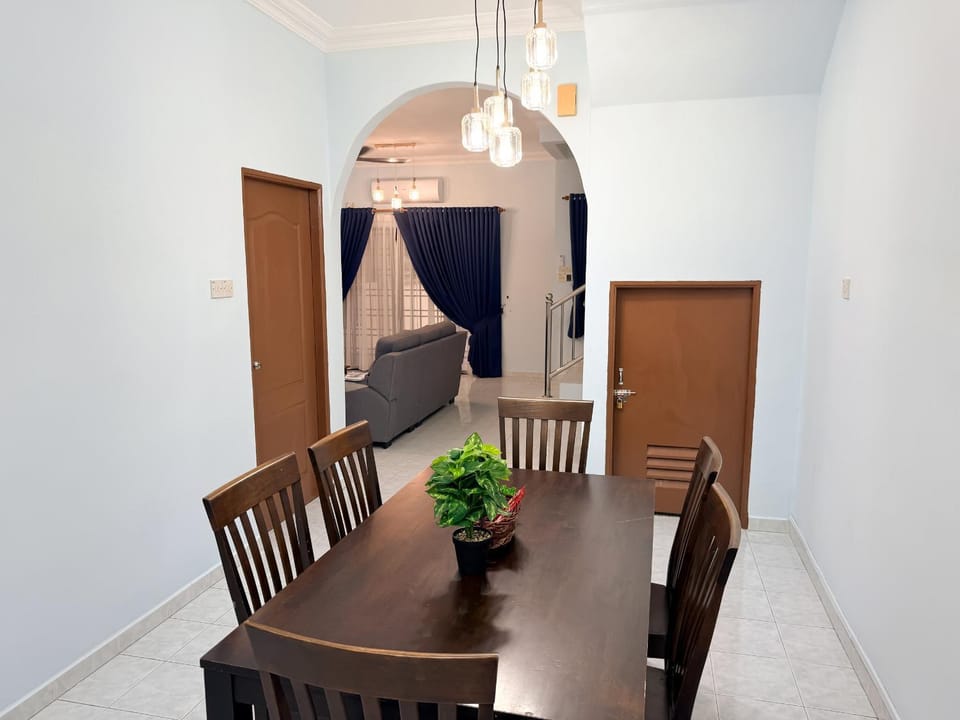 Family Landed 4BR 11 Pax Free Parking and Netflix House in Perak