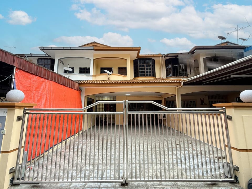 Family Landed 4BR 11 Pax Free Parking and Netflix House in Perak