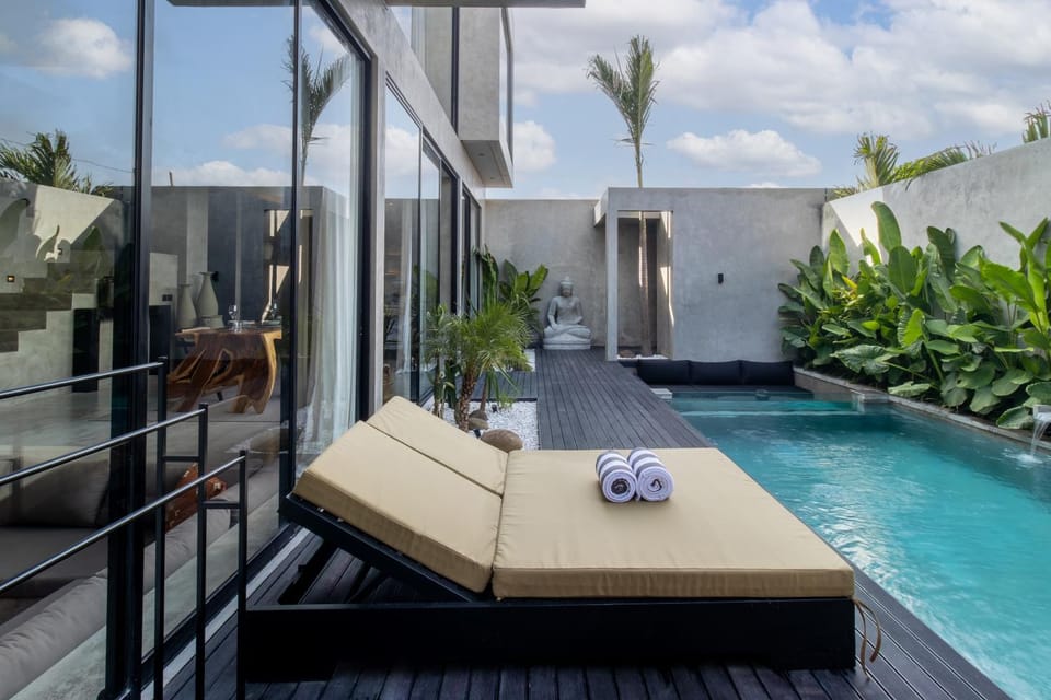 Day, Natural landscape, View (from property/room), Seating area, Pool view, Swimming pool, sunbed, towels