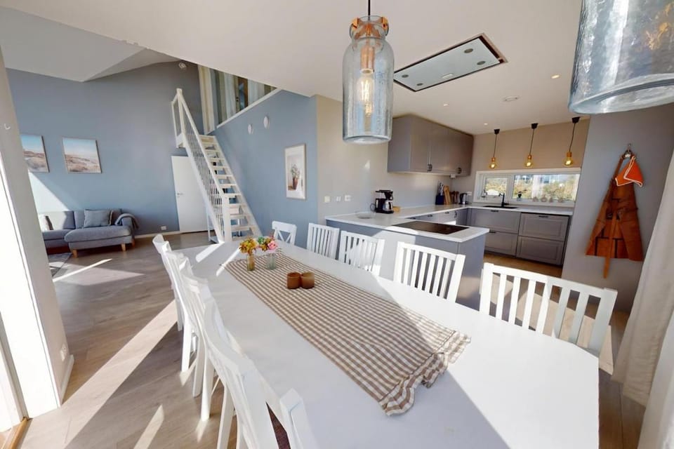 Ocean view and jacuzzi House in Vestland