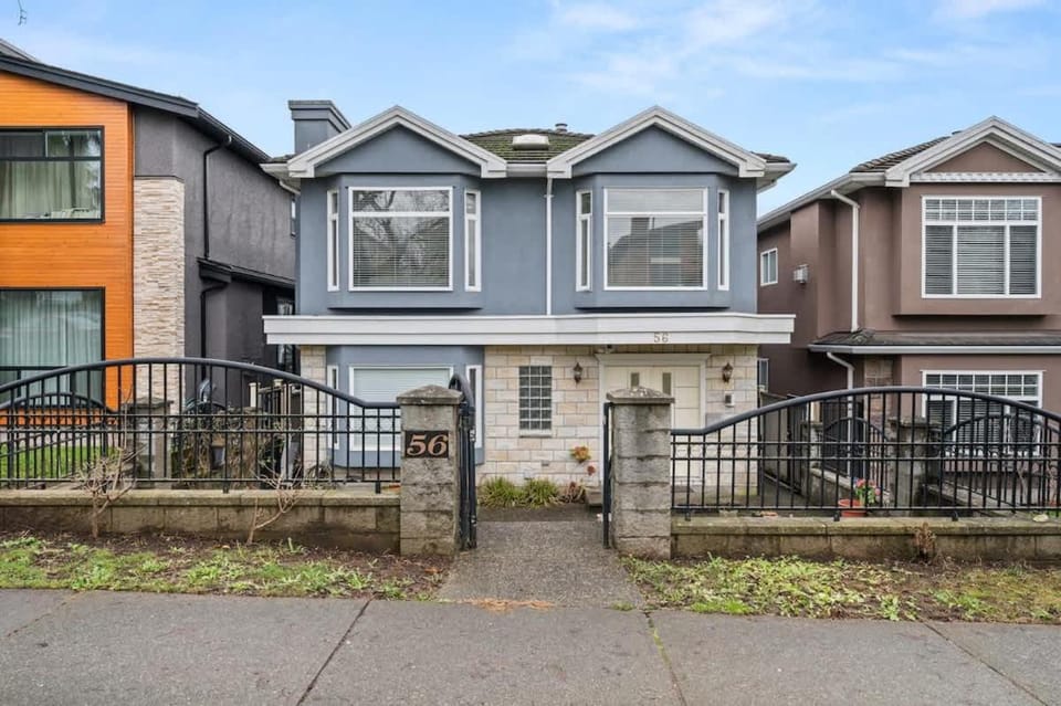 Modern & Bright 5BR Family Home House in Vancouver