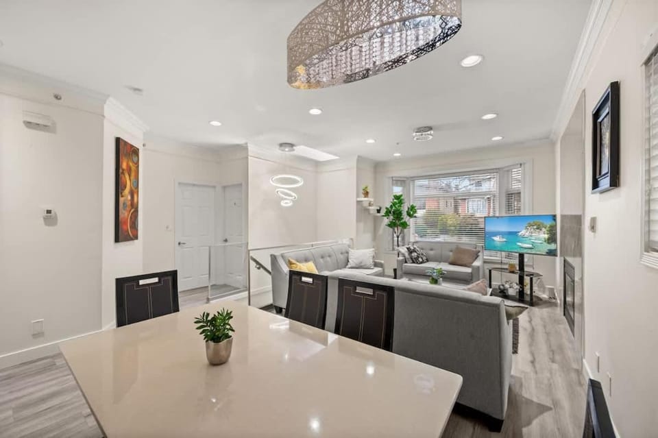 Modern & Bright 5BR Family Home House in Vancouver