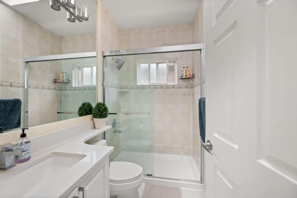 Modern & Bright 5BR Family Home House in Vancouver