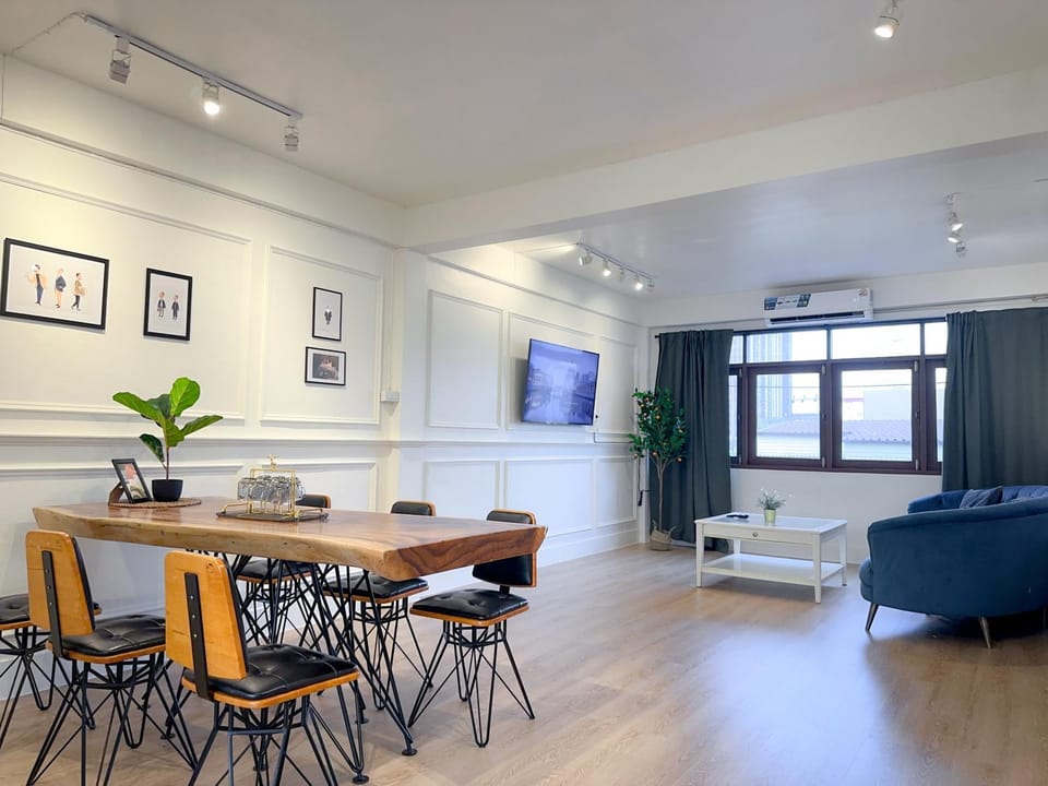 Communal lounge/ TV room, TV and multimedia, Seating area, Dining area