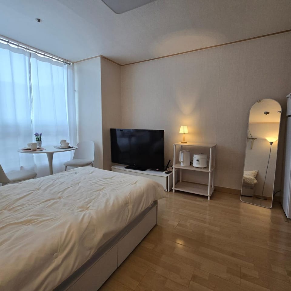 Bed, TV and multimedia, Photo of the whole room, Bedroom